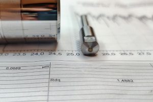Maskin för Tryckpolering av metallkomponenter under högt tryck.
